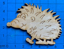 Lade das Bild in den Galerie-Viewer, Igelmännchen "Fred" laufend, aus Holz