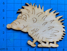 Lade das Bild in den Galerie-Viewer, Igelmännchen "Fred" laufend, aus Holz