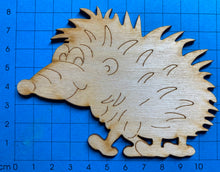 Lade das Bild in den Galerie-Viewer, Igelmännchen "Fred" laufend, aus Holz