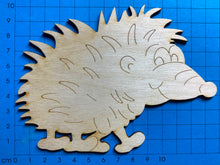 Lade das Bild in den Galerie-Viewer, Igelmännchen "Fred" laufend, aus Holz