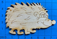 Lade das Bild in den Galerie-Viewer, Igelmädchen "Wilma" laufend, aus Holz