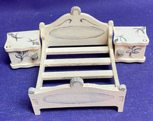 Lade das Bild in den Galerie-Viewer, Doppelbett mit Nachtschränke für Puppenhaus