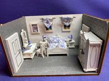Lade das Bild in den Galerie-Viewer, Schrank und Spiegelkommode für Puppenhaus