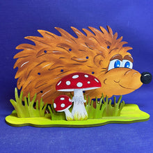 Lade das Bild in den Galerie-Viewer, Igelmädchen "Wilma" mit Ständer aus Holz