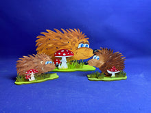 Lade das Bild in den Galerie-Viewer, Igelmädchen "Wilma" mit Ständer aus Holz