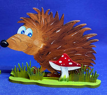 Lade das Bild in den Galerie-Viewer, Igelmännchen "Fred" mit Ständer aus Holz