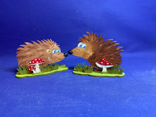 Lade das Bild in den Galerie-Viewer, Igelmädchen "Wilma" mit Ständer aus Holz