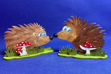 Lade das Bild in den Galerie-Viewer, Igelmännchen "Fred" mit Ständer aus Holz