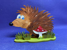 Lade das Bild in den Galerie-Viewer, Igelmännchen "Fred" mit Ständer aus Holz