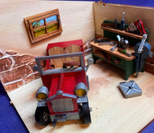 Lade das Bild in den Galerie-Viewer, Komplettset "'Werkstatt mit Auto" für Puppenhaus