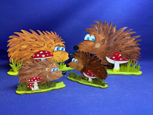 Lade das Bild in den Galerie-Viewer, Igelmännchen "Fred" mit Ständer aus Holz