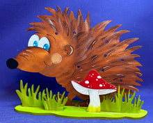 Lade das Bild in den Galerie-Viewer, Igelmännchen "Fred" mit Ständer aus Holz