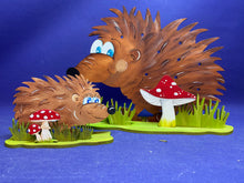 Lade das Bild in den Galerie-Viewer, Igelmädchen "Wilma" mit Ständer aus Holz
