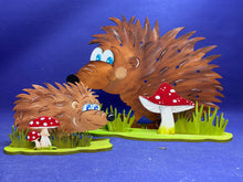 Lade das Bild in den Galerie-Viewer, Igelmännchen "Fred" mit Ständer aus Holz