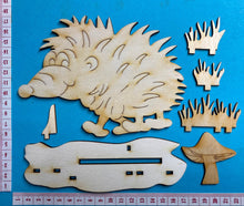 Lade das Bild in den Galerie-Viewer, Igelmännchen "Fred" mit Ständer aus Holz