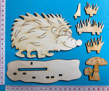 Lade das Bild in den Galerie-Viewer, Igelmädchen "Wilma" mit Ständer aus Holz