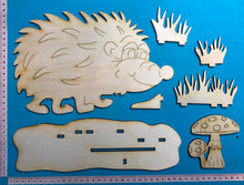 Lade das Bild in den Galerie-Viewer, Igelmädchen "Wilma" mit Ständer aus Holz