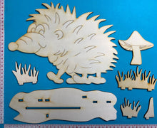 Lade das Bild in den Galerie-Viewer, Igelmännchen "Fred" mit Ständer aus Holz