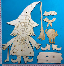 Lade das Bild in den Galerie-Viewer, Wichtelhexe mit Besen und Buckelkatze
