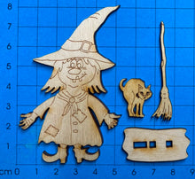 Lade das Bild in den Galerie-Viewer, Wichtelhexe mit Besen und Buckelkatze