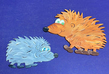 Lade das Bild in den Galerie-Viewer, Igelmännchen "Fred" laufend, aus Holz