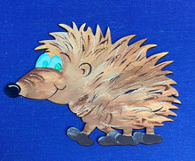 Lade das Bild in den Galerie-Viewer, Igelmännchen "Fred" laufend, aus Holz