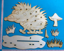 Lade das Bild in den Galerie-Viewer, Igelmännchen "Fred" mit Ständer aus Holz