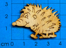 Lade das Bild in den Galerie-Viewer, Igelmännchen "Fred" laufend, aus Holz