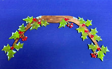 Lade das Bild in den Galerie-Viewer, weihnachtlicher Blätterbogen mit Beeren aus Holz zum Hängen