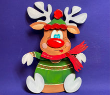 Lade das Bild in den Galerie-Viewer, Rentier mit Mütze für Zaun