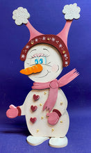 Lade das Bild in den Galerie-Viewer, Schneemann-Mädchen "Suki" als Standfigur aus Holz