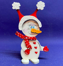 Lade das Bild in den Galerie-Viewer, Schneemann-Mädchen "Suki" als Standfigur aus Holz