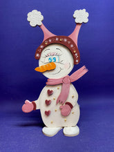 Lade das Bild in den Galerie-Viewer, Schneemann-Mädchen "Suki" als Standfigur aus Holz