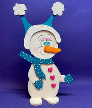Lade das Bild in den Galerie-Viewer, Schneemann-Mädchen "Suki" als Standfigur aus Holz