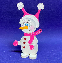 Lade das Bild in den Galerie-Viewer, Schneemann-Mädchen "Suki" als Standfigur aus Holz