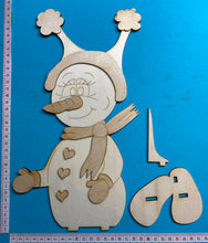 Lade das Bild in den Galerie-Viewer, Schneemann-Mädchen "Suki" als Standfigur aus Holz