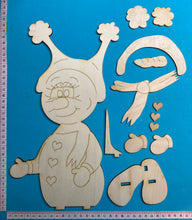 Lade das Bild in den Galerie-Viewer, Schneemann-Mädchen "Suki" als Standfigur aus Holz