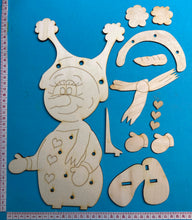 Lade das Bild in den Galerie-Viewer, Schneemann-Mädchen "Suki" als Standfigur aus Holz