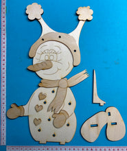 Lade das Bild in den Galerie-Viewer, Schneemann-Mädchen "Suki" als Standfigur aus Holz