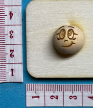 Lade das Bild in den Galerie-Viewer, 6er Set, Holzkugeln mit Gesicht (15mm)