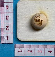 Lade das Bild in den Galerie-Viewer, 6er Set, Holzkugeln mit Gesicht (15mm)