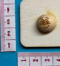 Lade das Bild in den Galerie-Viewer, 6er Set, Holzkugeln mit Gesicht (15mm)