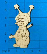 Lade das Bild in den Galerie-Viewer, Schneemann-Mächen "Suki" aus Holz
