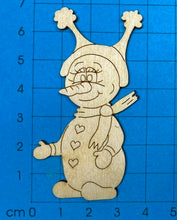 Lade das Bild in den Galerie-Viewer, Schneemann-Mächen "Suki" aus Holz