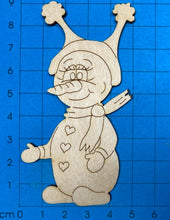 Lade das Bild in den Galerie-Viewer, Schneemann-Mächen "Suki" aus Holz