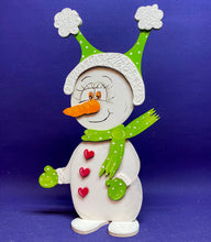 Lade das Bild in den Galerie-Viewer, Schneemann-Mädchen "Suki" als Standfigur aus Holz