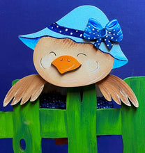 Lade das Bild in den Galerie-Viewer, schlafender Vogel mit Hut und Schleife für Zaun oder Ast