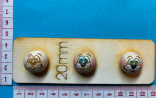 Lade das Bild in den Galerie-Viewer, 5er Set, Holzkugeln - Tiere und Fantasie (20mm)