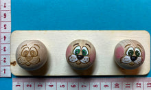 Lade das Bild in den Galerie-Viewer, Holzkugeln mit Gesicht (25mm)