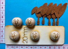 Lade das Bild in den Galerie-Viewer, 5er Set, Holzkugeln - Tiere und Fantasie (20mm)